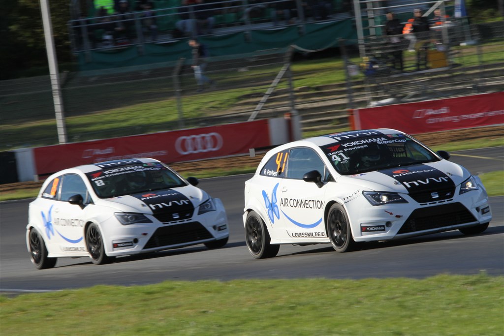 Air Connection Racing havde en super flot finale, som blev afsluttet med en overrækkelse af en sølvmedalje til Rene Junker Povlsen for andenpladsen i mesterskabet.
(Foto: Keld Dohm)